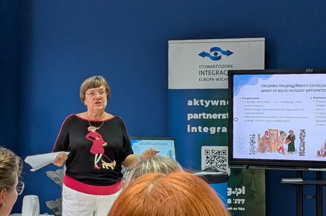 Професор Оксана Лабащук читає лекцію «Картина світу людини традиційного суспільства»